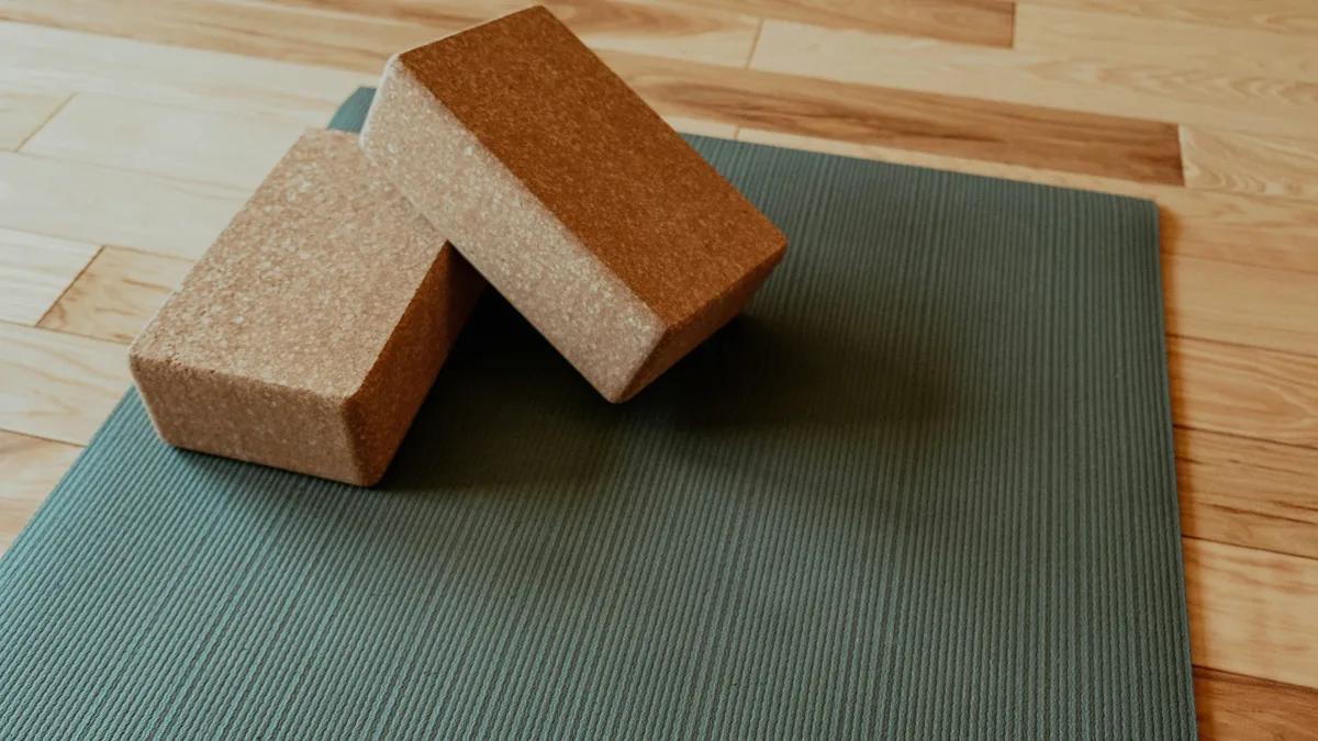 Briques de yoga posées sur un tapis pour une rubrique Ayurveda et habitudes de saison